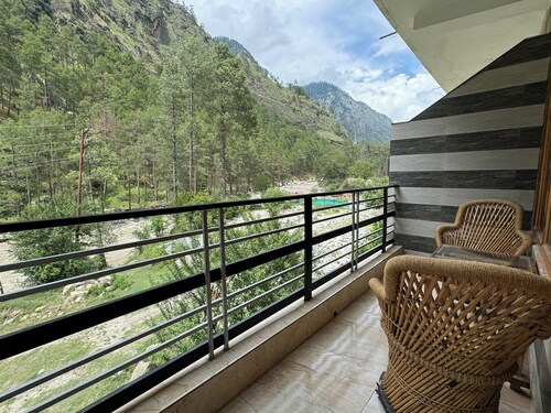 Hotel Mid Orchard Kasol (Riverside)