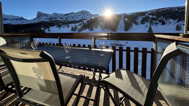 A deck with a table and chairs overlooking a snowy mountain landscape. - Studio for 4, near chairlift, WiFi, parking - SuperDévoluy (Le Dévoluy)