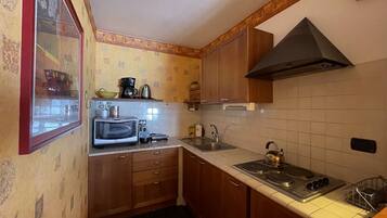 Een koelkast, een microgolfoven, een kookplaat