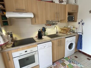 Jääkaappi, mikroaaltouuni, astianpesukone