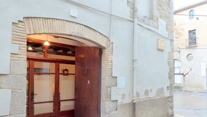 Una entrada de edificio con una puerta de madera y un arco de piedra.