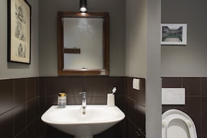 Doccia, asciugacapelli, bidet, asciugamani