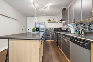 Frigorífico, microondas, horno y placa de cocina