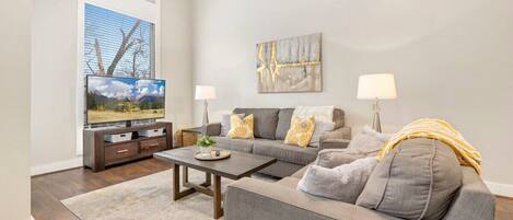 Una televisión, una oficina