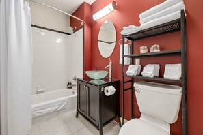 Chuveiro, secador de cabelo, toalhas de banho 