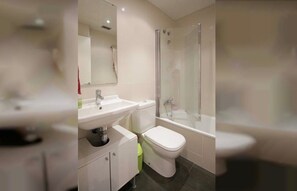 Sèche-cheveux, serviettes fournies, savon, shampoing