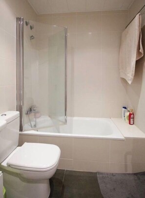 Sèche-cheveux, serviettes fournies, savon, shampoing