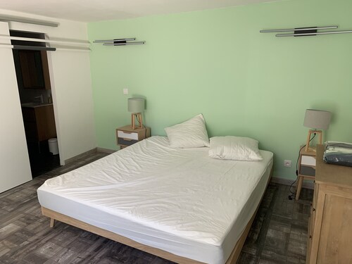 18 m² self-contained room in a pine-filled villa
