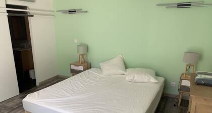 18 m² self-contained room in a pine-filled villa
