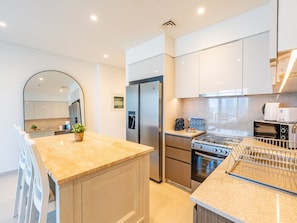 Appartement Deluxe | Cuisine privée | Réfrigérateur, four à micro-ondes, un four, surface de cuisson