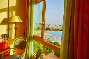 Standard Double or Twin Room, Pool View | Bar mini, peti besi dalam bilik, dilengkapkan perabot secara berasingan 