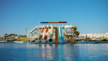 Un parco acquatico con diverse scivoli e una piscina.