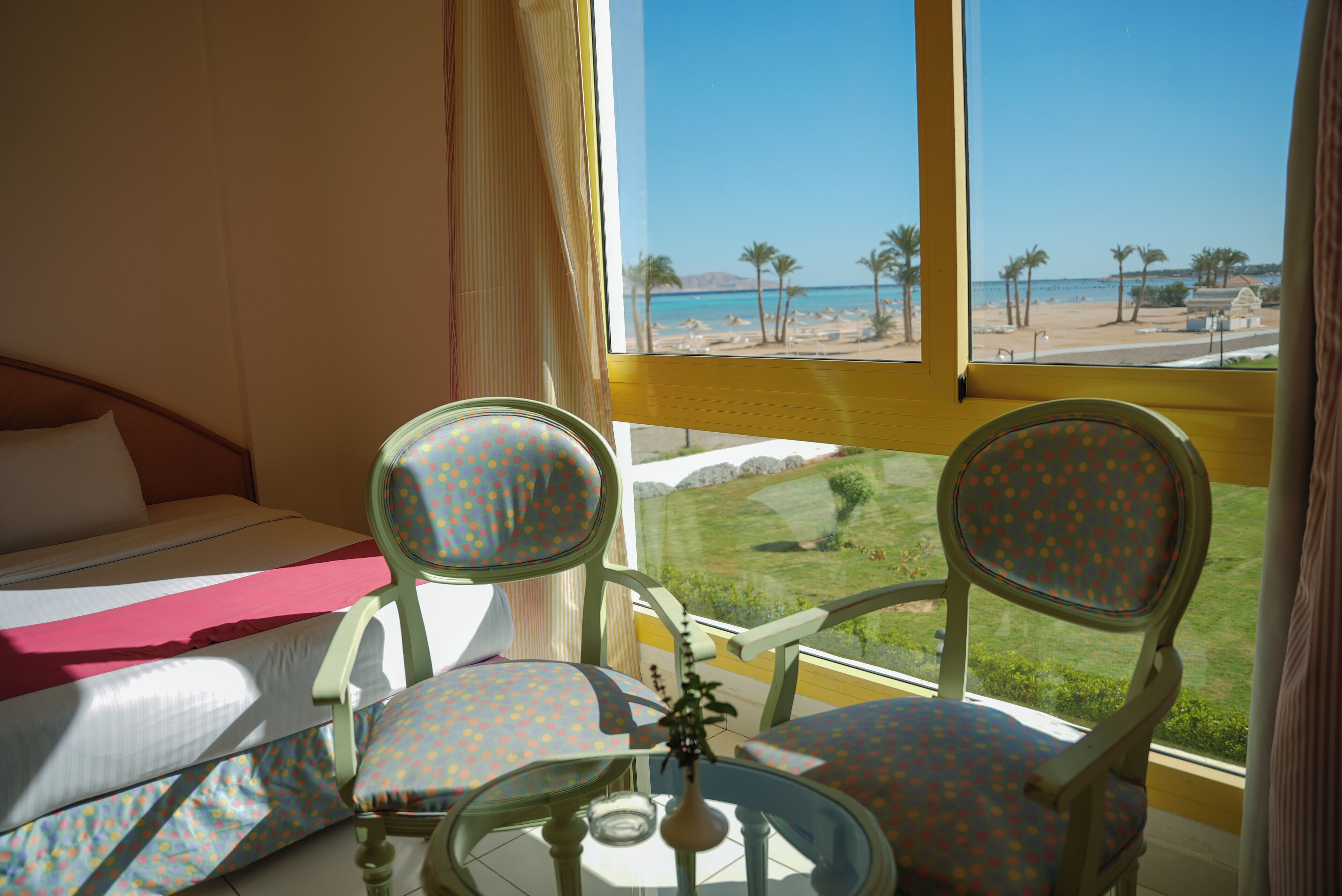 Standaard kamer, 1 twee- of 2 eenpersoonsbedden, uitzicht op zee | Een minibar, een kluis op de kamer, individueel gemeubileerd