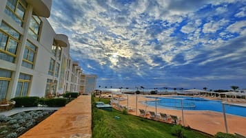 2 hồ bơi ngoài trời