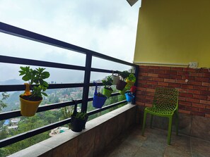 Family Suite Room | Balcony - Cozy Homestay (Darjeeling)