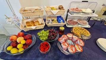 Petit déjeuner buffet (9 EUR par personne)