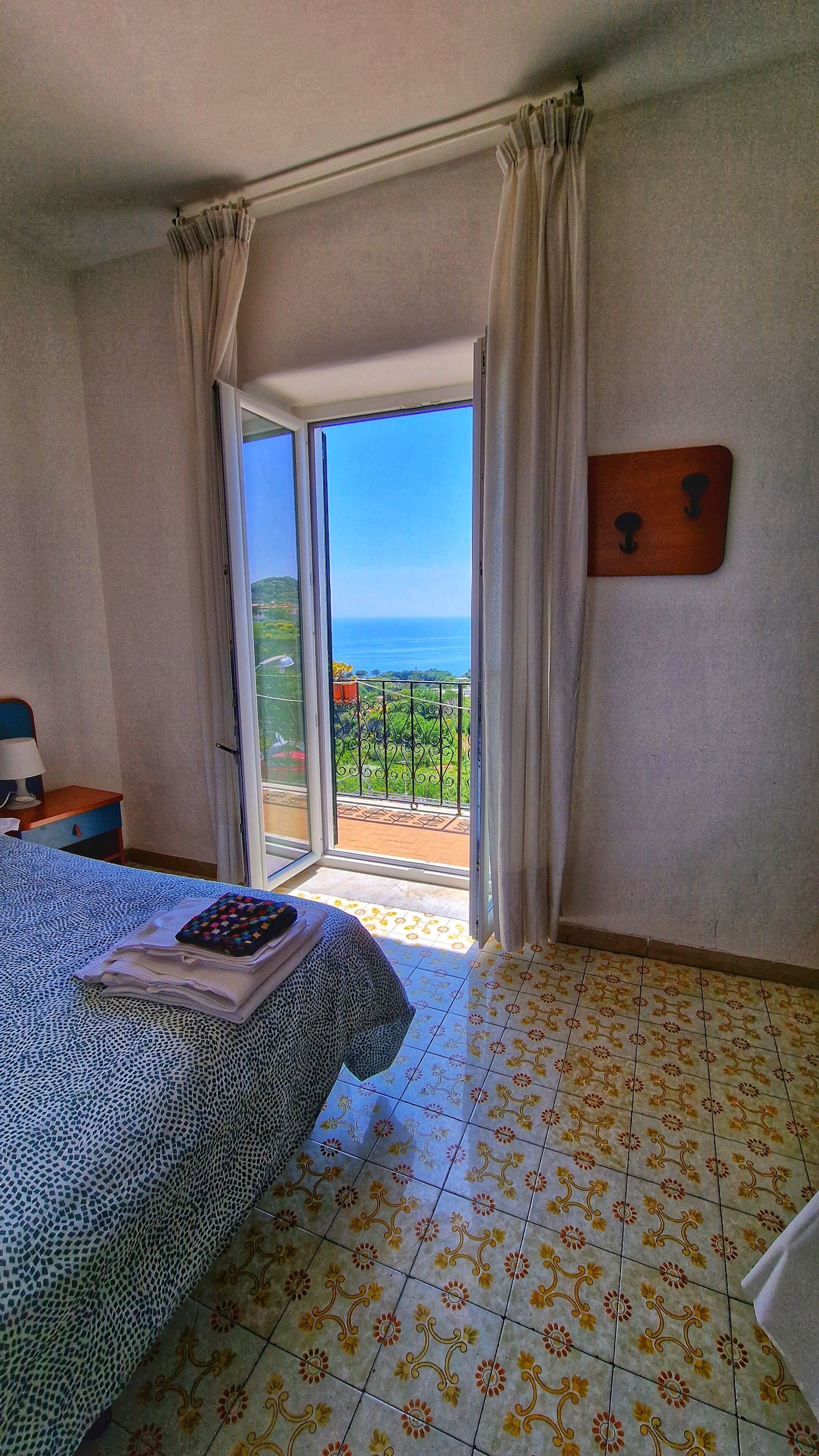 Escritorio, wifi gratis y ropa de cama 