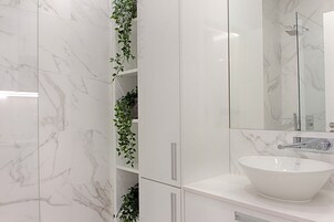 4 - Endurance | Bad | Dusj, hårføner og håndklær