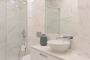 10 - Wisdom | Baño | Regadera, secadora de cabello, toallas 
