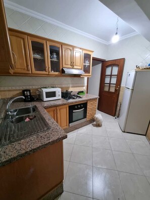 Private kitchen - Tangier Central Comforts: Your Moroccan Home with Cultural Proximity (Tanger)