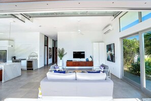 تلفزيون، كُتُب، مكتب