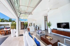 Televisión, libros, estéreo y oficina