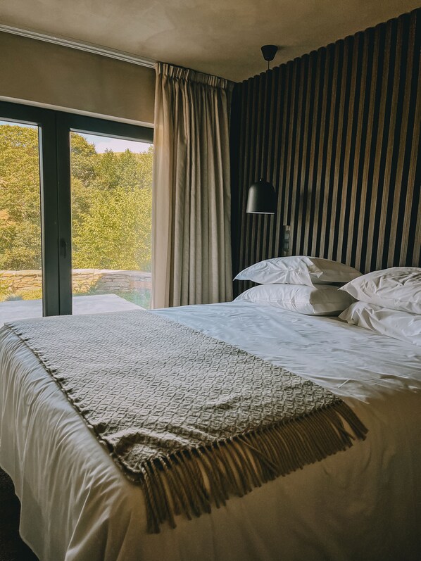 2 bedrooms, travel cot, WiFi, bed sheets