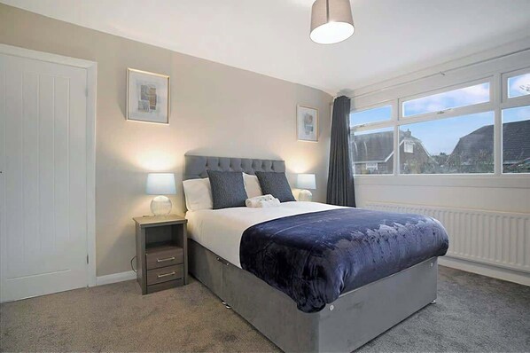 2 bedrooms, internet, bed sheets