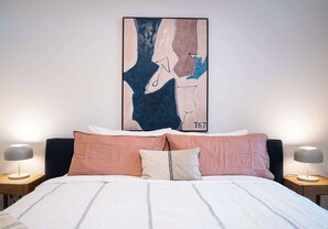 3 bedrooms, desk, WiFi, bed sheets