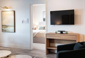 3 bedrooms, desk, WiFi, bed sheets