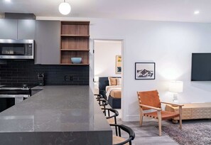 Køleskab, mikrobølgeovn, ovn, kogeplade