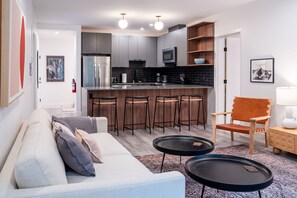 TV, books, offices - Snow & Swing Getaway - Three Bedrooms with Hot Tub (Revelstoke)