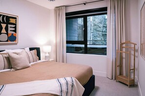 3 bedrooms, desk, WiFi, bed sheets