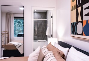 3 bedrooms, desk, WiFi, bed sheets - Snow & Swing Getaway - Three Bedrooms with Hot Tub (Revelstoke)