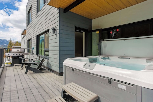 Snow & Swing Getaway - Three Bedrooms with Hot Tub