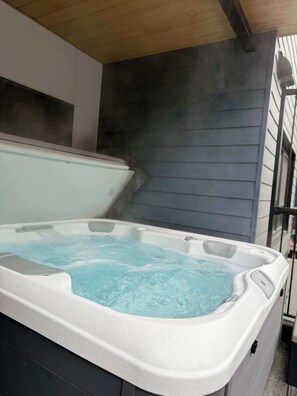 Outdoor spa tub - Snow & Swing Getaway - Three Bedrooms with Hot Tub (Revelstoke)