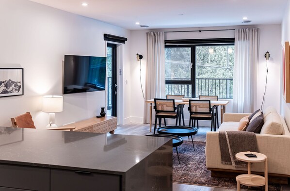 TV, books, offices - Snow & Swing Getaway - Three Bedrooms with Hot Tub (Revelstoke)