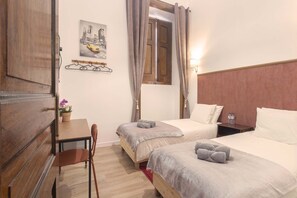 Eenvoudige kamer, 1 twee- of 2 eenpersoonsbedden | Verduisterende gordijnen, een strijkplank/strijkijzer, gratis wifi