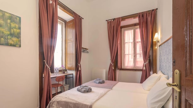 A bedroom with two beds, a desk, and a chair. - Happy Holiday Sintra (Sintra)