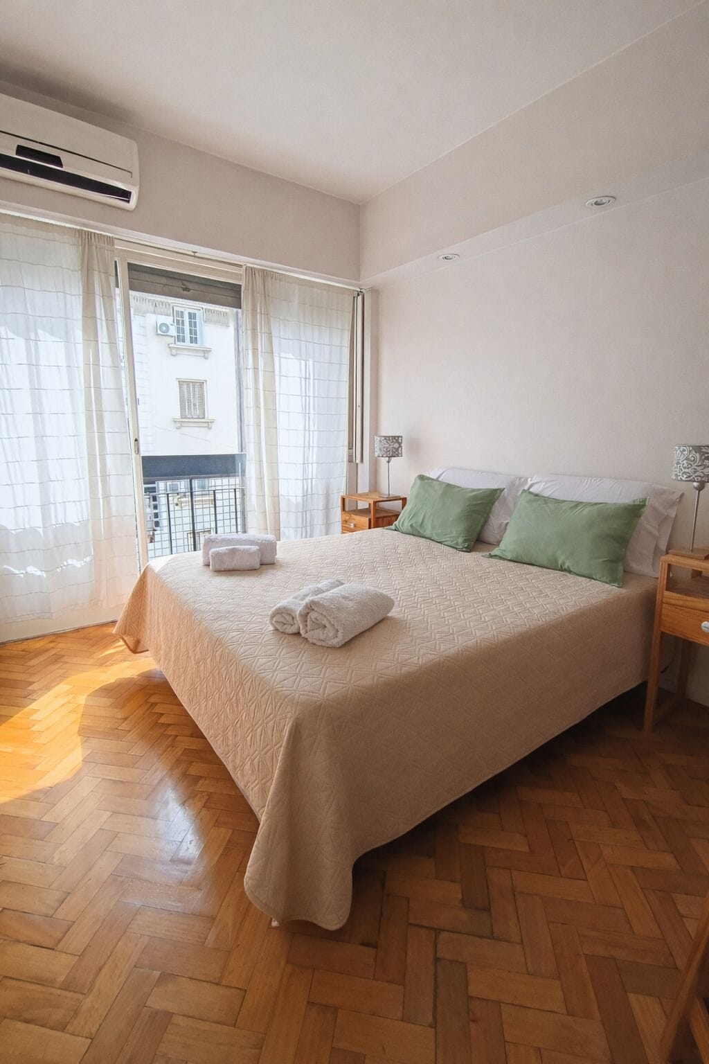 1 dormitorio, escritorio, wifi gratis y ropa de cama