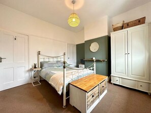 2 habitaciones, tabla de planchar con plancha, wifi y ropa de cama 