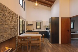 Réfrigérateur, four à micro-ondes, un four, surface de cuisson