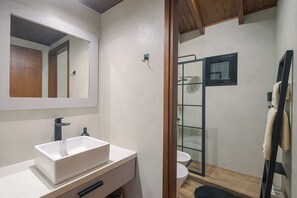 Een haardroger, een bidet, handdoeken, zeep