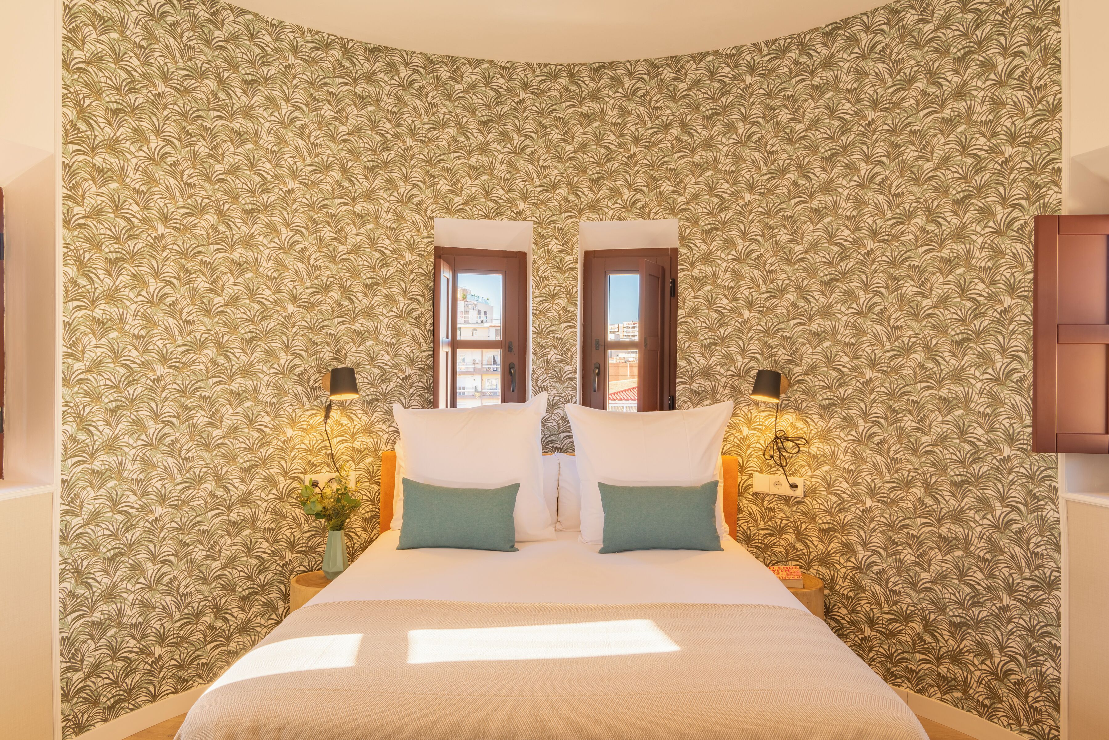 خزنة داخل الغرفة وستائر تعتيم ومكواة/لوح كي وأسرّة أطفال/رضّع (مجانًا)