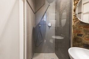 Bruser, hårtørrer, bidet, håndklæder