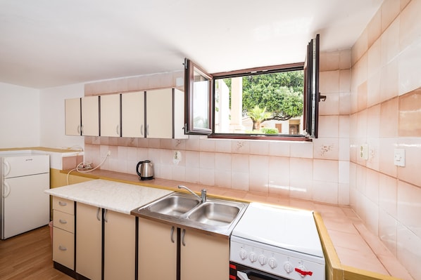 Réfrigérateur, surface de cuisson, vaisselle et ustensiles