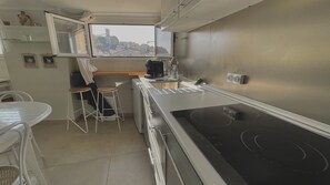 Kühlschrank, Mikrowelle, Herdplatte, Wasserkocher mit Kaffee-/Teezubehör