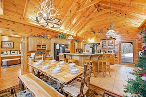 Dining - Deer's Lair Cabin in Cedar Falls Resort - 4 bedroom, 3.5 bathroom, game room (Sevierville)