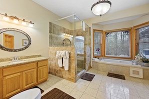 Shower, hair dryer, towels - Deer's Lair Cabin in Cedar Falls Resort - 4 bedroom, 3.5 bathroom, game room (Sevierville)