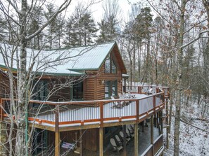 Exterior - Deer's Lair Cabin in Cedar Falls Resort - 4 bedroom, 3.5 bathroom, game room (Sevierville)